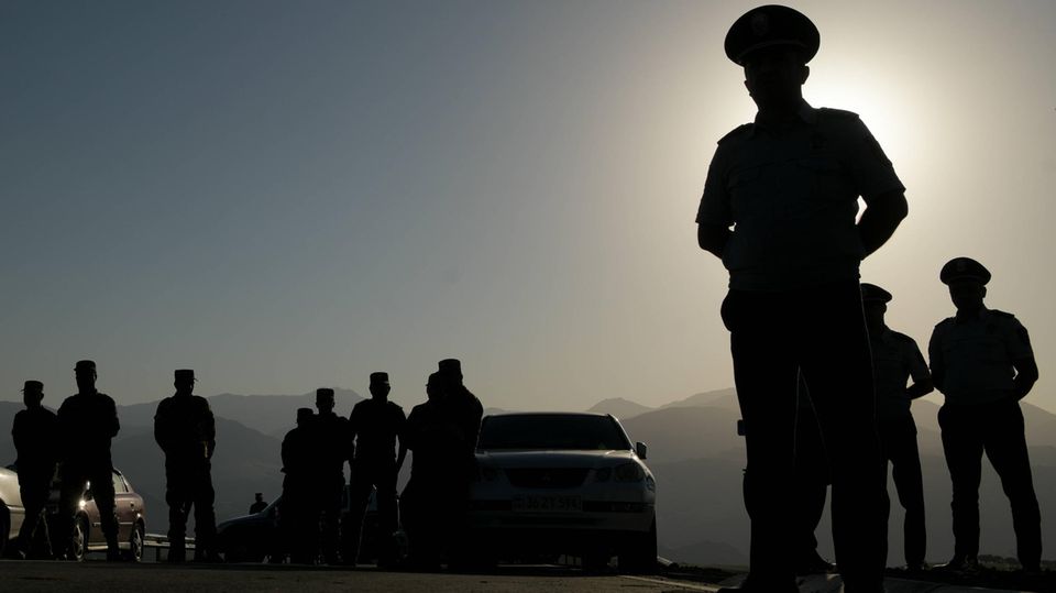 Soldiers block access to Nagorno-Karabakh