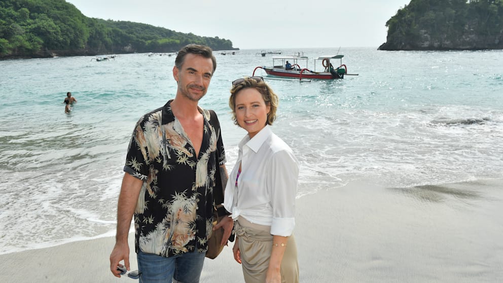 During a shore excursion, Veronika and Captain Parger spend a few romantic hours together - including kissing scenes on the beach
