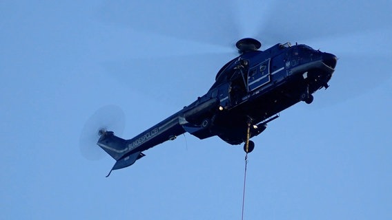 Ein Hubschrauber der Bundespolizei im Einsatz bei Sandkrug © Nord-West-Media TV 