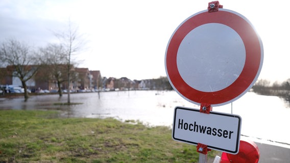 Ein Schild warnt vor Hochwasser an der Aller in Verden. © picture alliance/dpa Foto: Markus Hibbeler