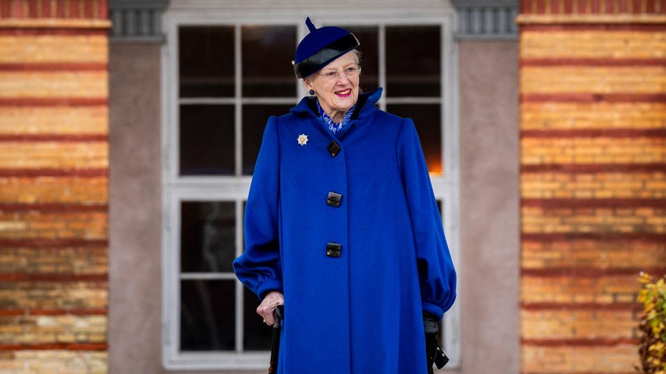 Margarethe in the royal blue coat