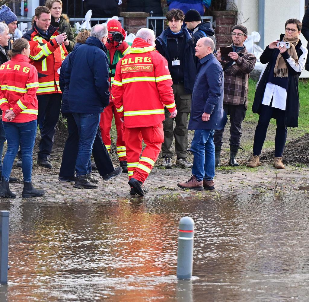 Chancellor Olaf Scholz talks to emergency services from the German Life Saving Society (DLRG)