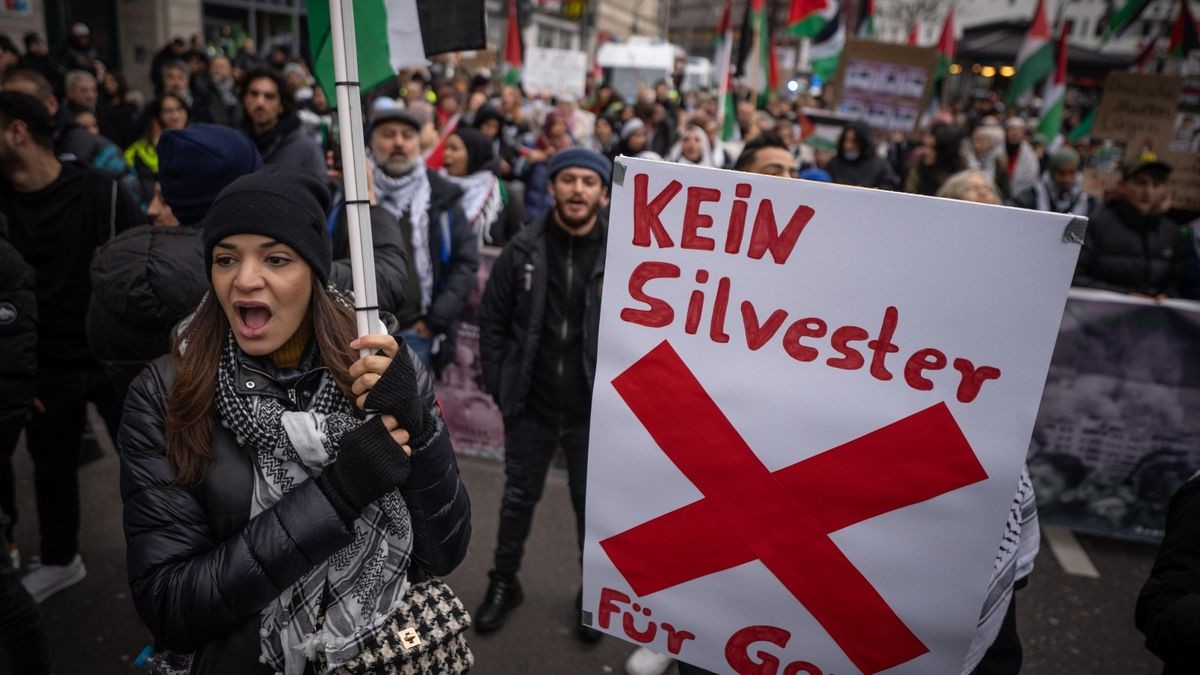 Teilnehmer stehen bei der Propalästinensischen Demonstration am Hermannplatz in Neukölln.