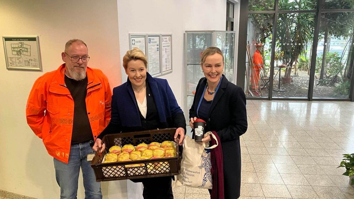 Wirtschaftssenatorin Franziska Giffey (M.) und Verkehrssenatorin Manja Schreiner (r.) bringen bei der Berliner Stadtreinigung Pfannkuchen vorbei.