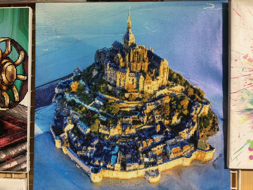 Animals, landscapes, master paintings... you can do everything in diamond embroidery, even Mont Saint-Michel!  (Luminlife model)