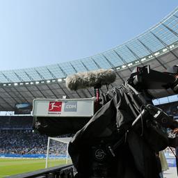 A cameraman in the Berlin Olympic Stadium during a Bundesliga game.  Source: imago images/Contrast