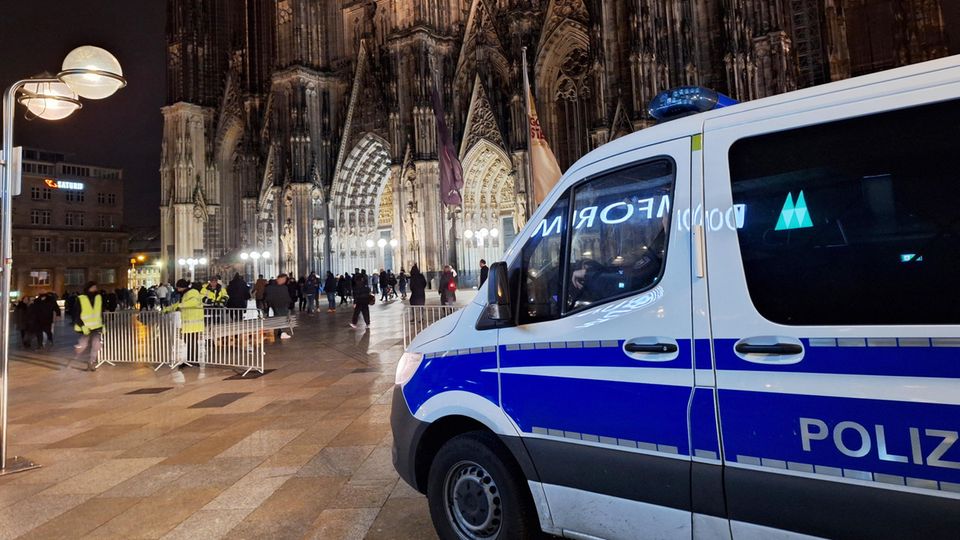 A police car is parked in front of Cologne Cathedral - probably planning an attack