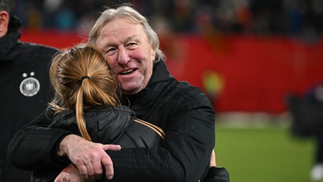 DFB Women in the Nations League: Big relief: Interim national coach Horst Hrubesch hugs midfielder Sjoeke Nüsken.