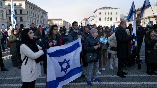 Demonstrations: According to the police, around 400 demonstrators on Odeonsplatz followed the call of a broad alliance to publicly side with Israel.
