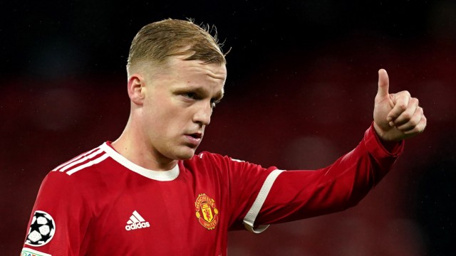 Eintracht Frankfurt: Everything is clear: Donny van de Beek has been confirmed as Eintracht's first winter signing.  The Dutch international comes on loan from Manchester United.