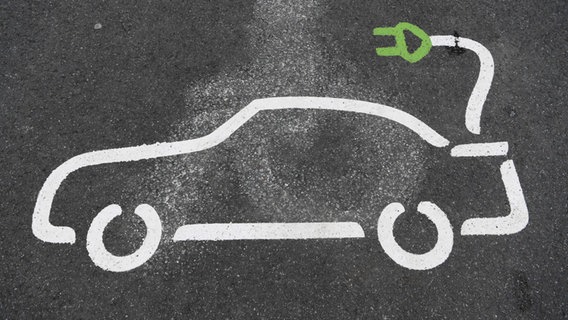 A pictogram of an electric car is painted on the asphalt at a charging station in a parking lot at the European Central Bank.  © dpa-Bildfunk Photo: Arne Dedert