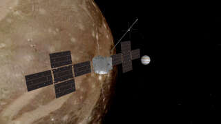 Illustration of the Juice probe flying over Ganymede, one of Jupiter's moons.