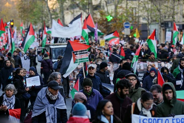 Des manifestants réclament un "cessez le feu permanent" dans le conflit entre Israël et le Hamas, le 2 décembre 2023 à Paris.