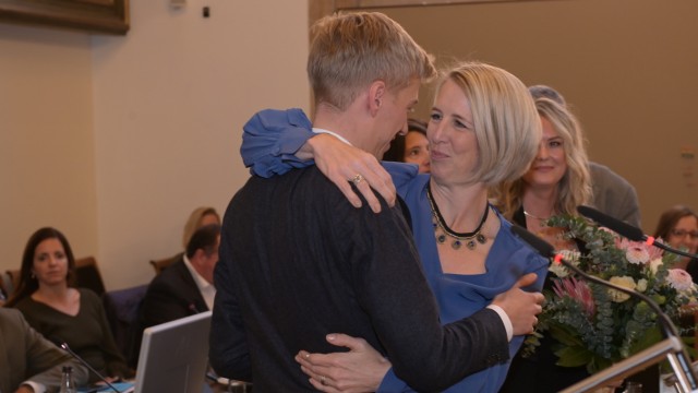 Das war 2023: Dominik Krause wird im November zum neuen Zweiten Bürgermeister gewählt, die zurückgetretene Katrin Habenschaden gratuliert.