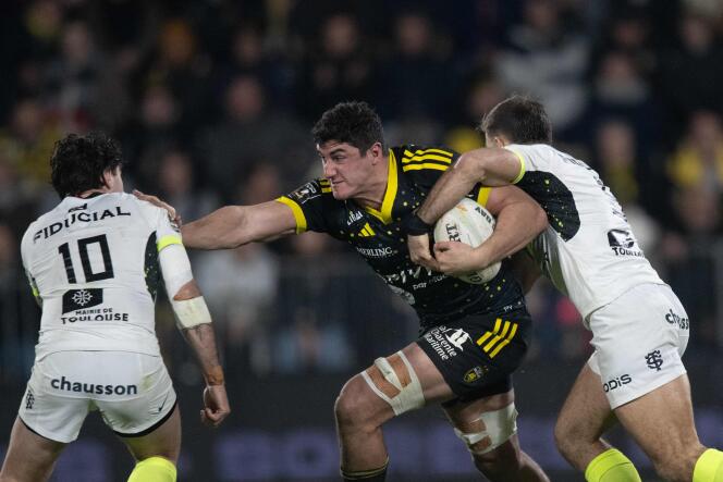 La Rochelle player Paul Boudehent (black jersey) advances with a commotion against Stade Toulouse, on December 30, 2023, in La Rochelle.