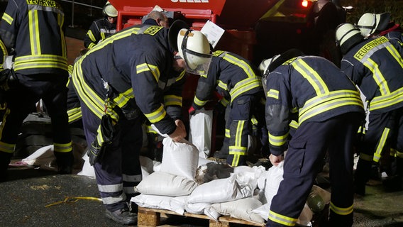 Einsatzkräfte der Feuerwehr stapeln Sandsäcke in Celle. © Freiwillige Feuerwehr Celle 