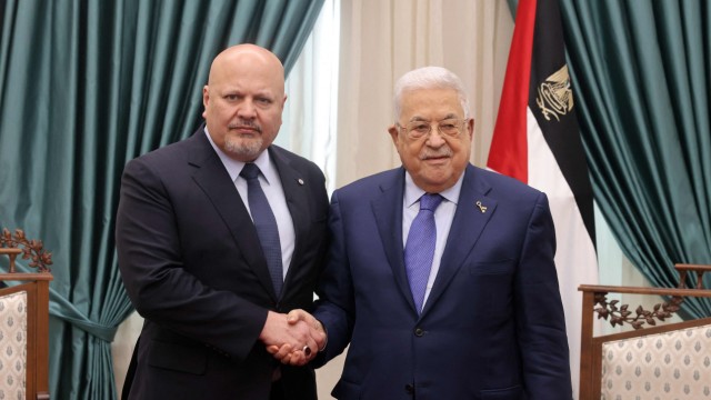 The war in the Middle East: investigations on the ground "hard evidence" announces Karim Khan, chief prosecutor of the International Criminal Court.  Here in Ramallah with Palestinian President Mahmoud Abbas (right).