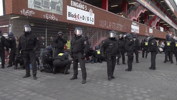 Several police officers are standing in advance of the Hamburg city derby from the Millerntorstadion.  © NonStopNews Photo: Screenshot