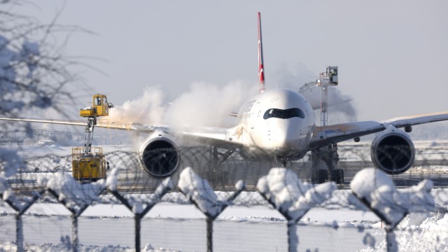 Munich Airport: At low temperatures, every aircraft is de-iced before takeoff.