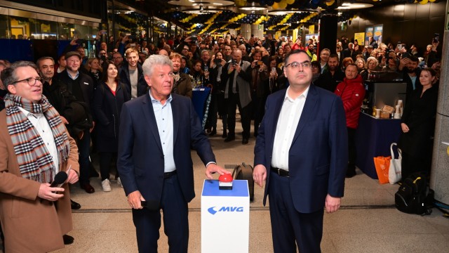 Local transport in Munich: Easy "Buzzer phobia" He did, admitted Mayor Dieter Reiter (left), here with MVG boss Ingo Wortmann at the opening of the modernized mezzanine.