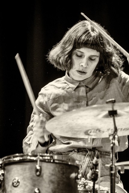 "Alien disco"-Festival in the Volkstheater: Mariá Portugal is active as a drummer and singer in a variety of projects, also composes for film and theater and is releasing her solo album in Munich "Erosao" before.