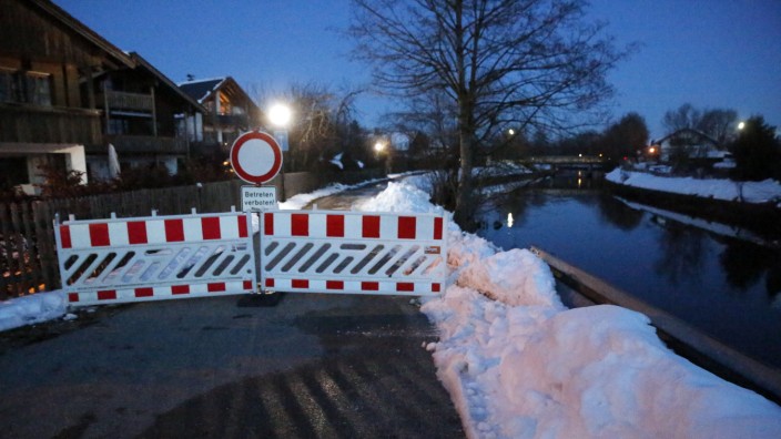 Onset of winter: The risk of flooding in parts of Bavaria increases at the weekend due to melting snow and rainfall.  As here in Geretsried in Upper Bavaria, the municipalities have to take precautions.