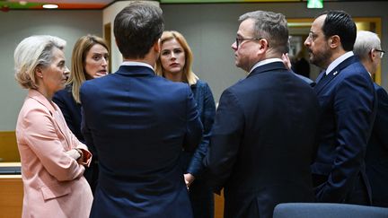 Several leaders, including European Commission President Ursula von der Leyen (left), French President Emmanuel Macron (back), and Estonian Prime Minister Evika Silina (center), at a European Council in Brussels (Belgium), December 14, 2023. (EUROPEAN UNION / HANS LUCAS / AFP)