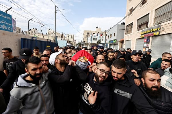 La foule porte le corps du Palestinien Mohammed Manasra, 25 ans, tué dans des affrontements avec l'armée israélienne dans le camp de réfugiés de Qalandia (Cisjordanie), le 5 décembre 2023