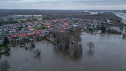 Blick auf das Hochwassergebiet. Nachdem der Fluss Ems über die Ufer getreten ist, steht das Wasser auf vielen Flächen im Stadtgebiet Haren. © Lars Penning/dpa Foto: Lars Penning