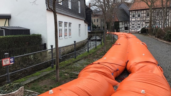 Mobile Deiche schützen die Altstadt in Goslar. © NDR Foto: Wieland Gabcke