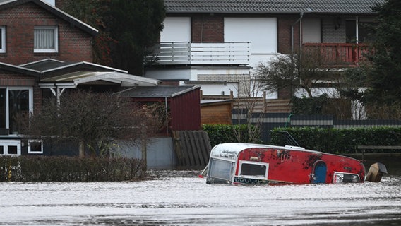 Ein Wohnwagen steht im Hochwasser der Ems. © Lars Penning/dpa Foto: Lars Penning