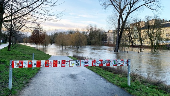 Ein Weg ist in Hannover bei Hochwasser gesperrt. © NDR Foto: Julia Henke