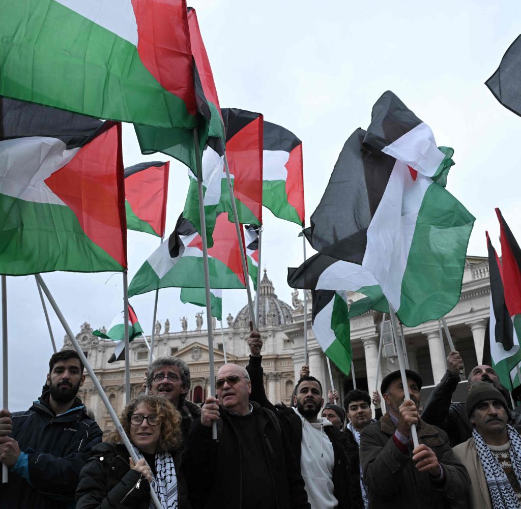 Palästinenserfahnen am 25. Dezember vor dem Petersdom, während der Papst den Segen Urbi et Orbi spendet