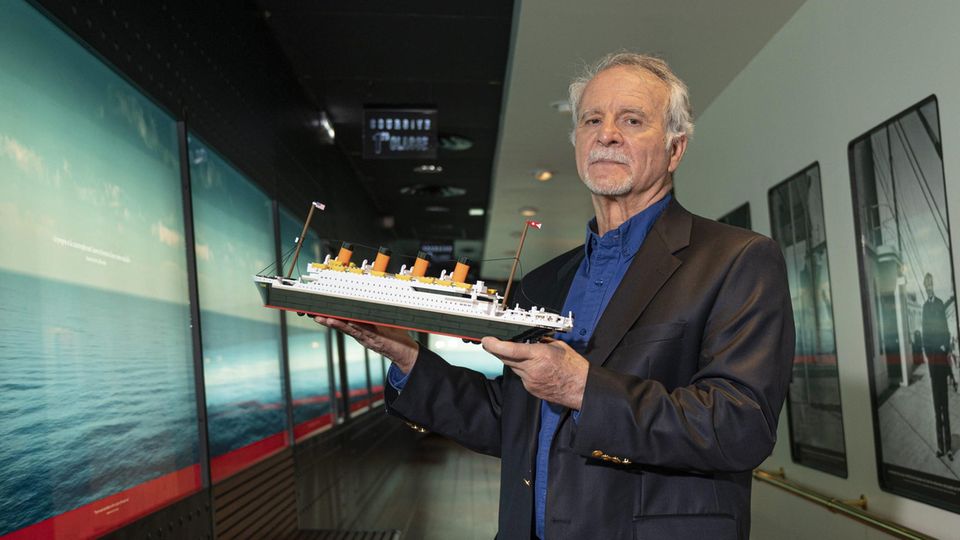 "Titanic"-Researcher Paul-Henri Nargeolet with a model of the famous ship