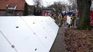 Einsatzkräfte errichten in Oldenburg einen mobilen Deich. © NonstopNews 