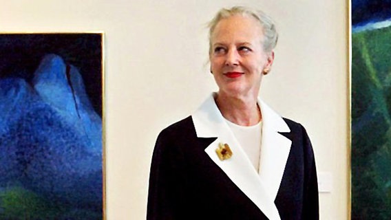 Queen Margrethe II in front of one of her landscape pictures © dpa - Photo report Photo: Lunde Claus