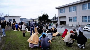 Des personnes dans l'attente après avoir évacué des bâtiments dans la ville de Wajima, dans le département d'Ishikawa. 
