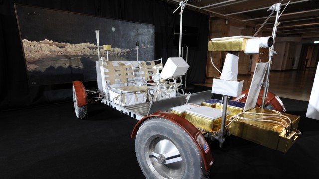 German Museum: You can virtually drive over the moon with a replica of the moon car.