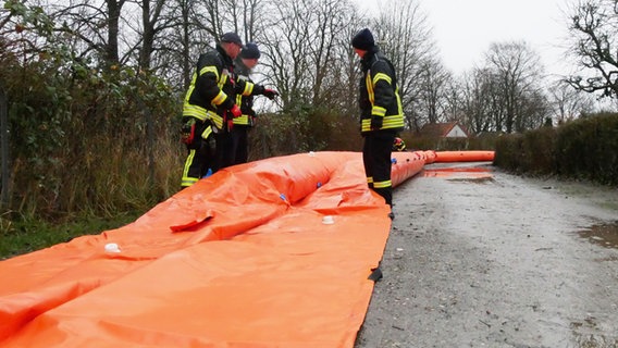 Die Feuerwehr baut einen Hochwasserschutz am Kleingartenverein Hospitalwiesen in Celle auf. © Freiwillige Feuerwehr Celle 