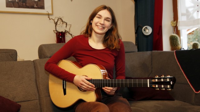 Instrument making: Lena Kirschenhofer - here at home in Thanning - hardly has any time left to play the guitar.