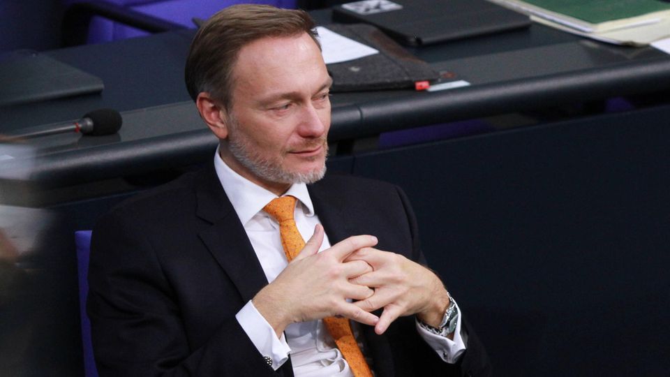 Federal Finance Minister Christian Lindner on the government bench in mid-December 2023.