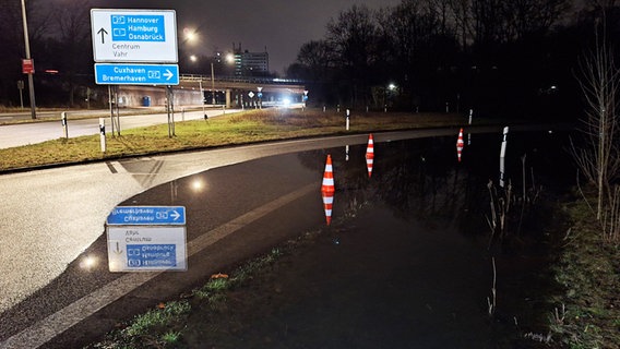 Die Einfahrt Bremen-Vahr zur A27 (Richtung Cuxhaven) ist überschwemmt. © NWM TV 