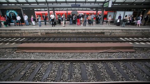 Commuters have to prepare for massive disruptions in train traffic due to DB construction work.  (Photo: dpa Bildfunk, Picture Alliance)