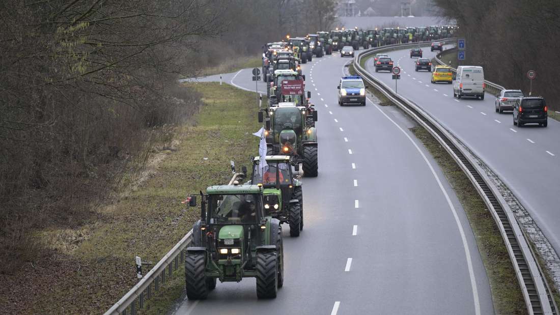 Some of the tractors arrived via the motorway feeder road in the north of Göttingen.