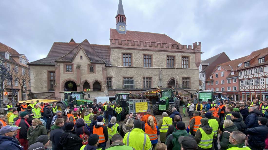 On Thursday, numerous farmers protested against savings plans of the traffic light coalition in Göttingen at Gänseliesel.  The protest is having an impact.  