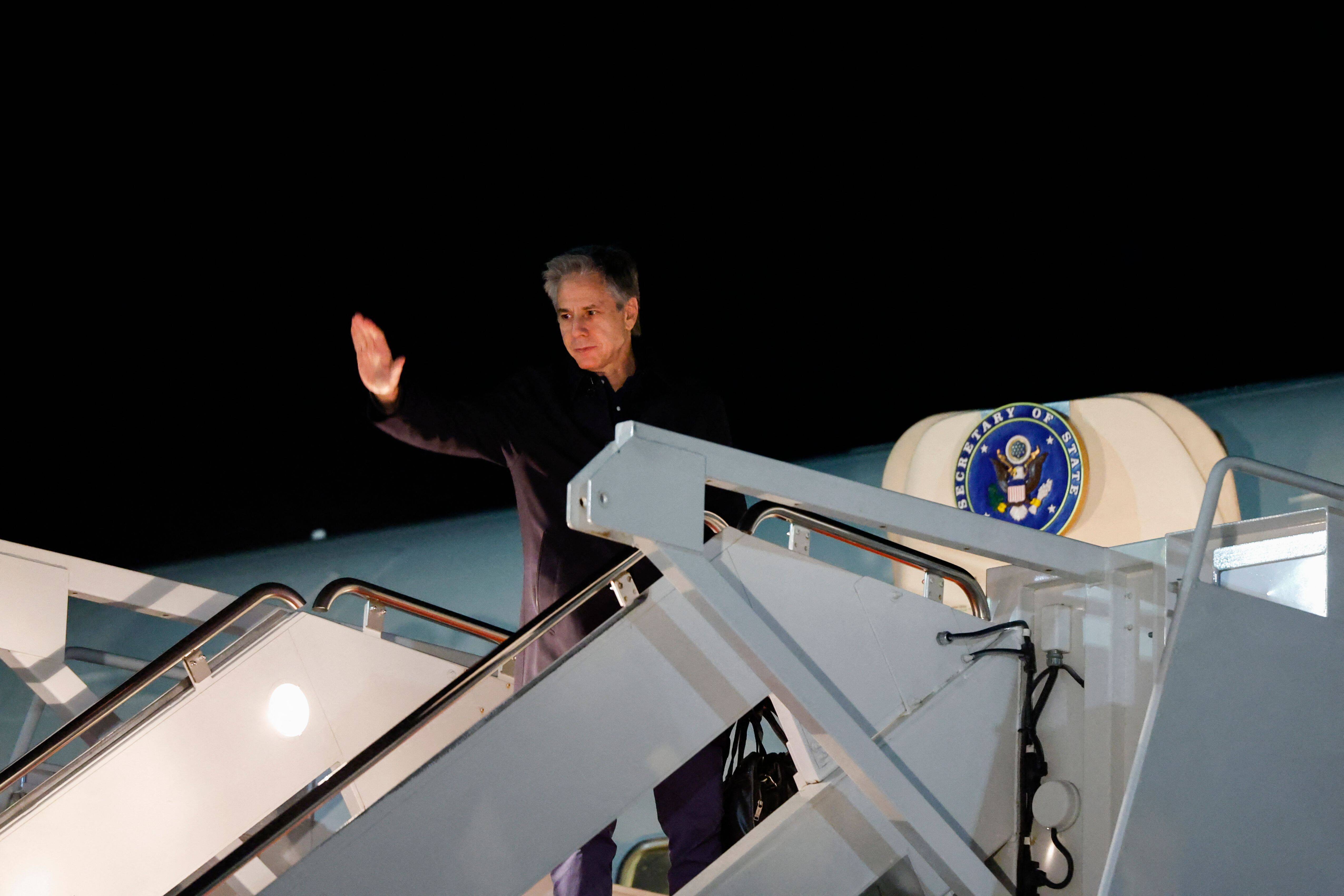 Antony Blinken boards a plane at Joint Base Andrews, Maryland, to travel to the Middle East on January 4, 2024. — © EVELYN HOCKSTEIN / AFP