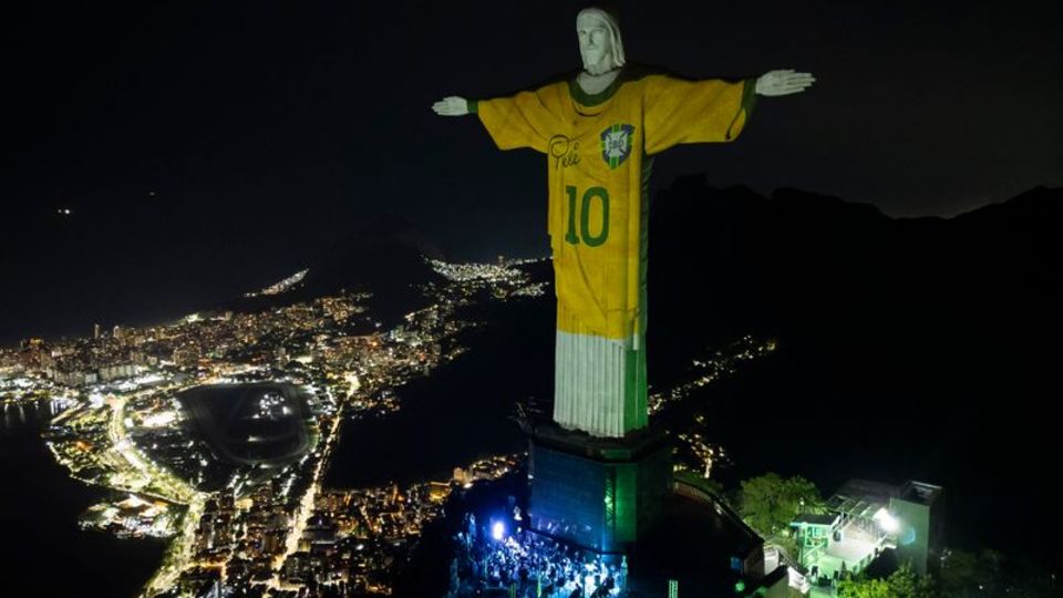 In Rio, the statue of Christ the Redeemer is illuminated with a jersey in honor of Pelé.  Photo: Bruna Prado/AP