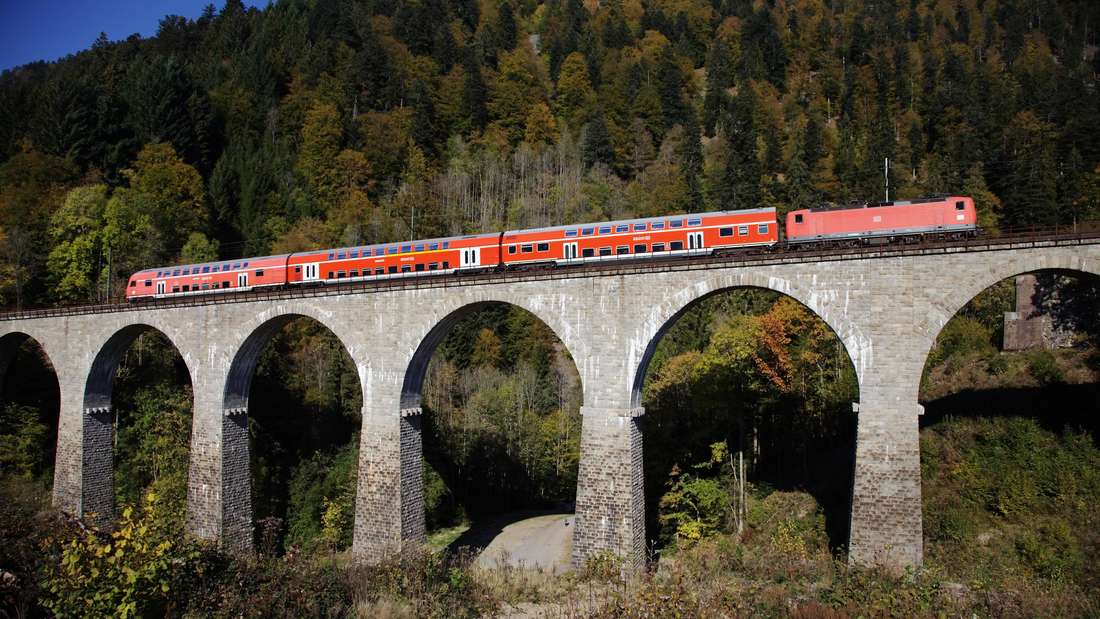 Die Höllentalbahn überquert das Ravennaviadukt im Höllental bei Hinterzarten im Schwarzwald Baden. 