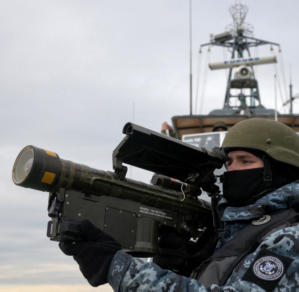 Ukrainischer Soldat mit einer Flugabwehrrakete