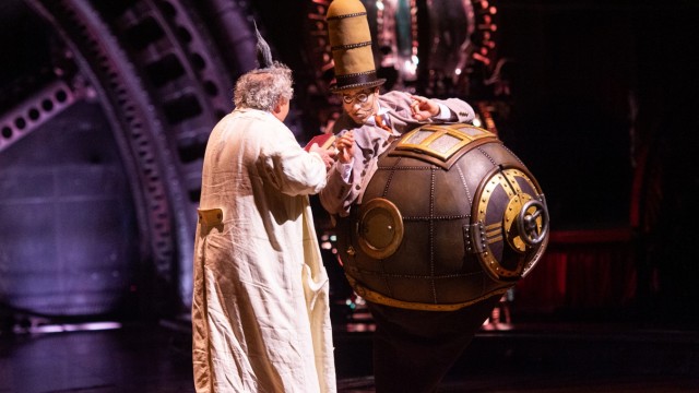 Cirque du Soleil in Munich: Mister Mikrokosmos has a big surprise in store in his spherical belly.